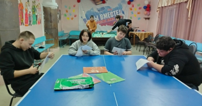 В Новоюртинском СК идёт подготовка к празднованию Дня победы. Кружковцы с большим интересом помогают в оформлении клуба.