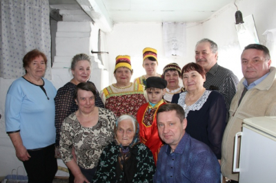 Поздравили именинницу.