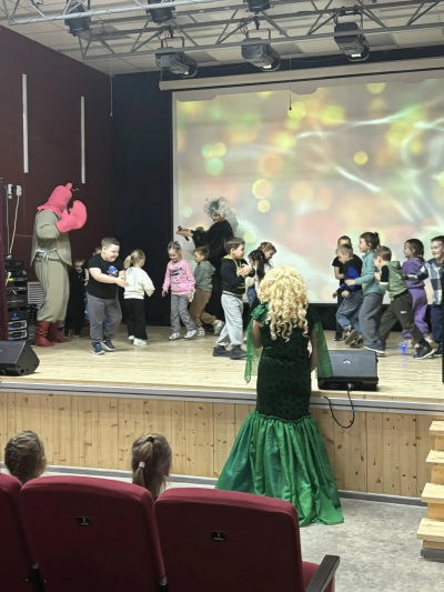 В один из весенних дней, когда солнце щедро дарило тепло, ребята из старшей и подготовительной групп детского сада «Сказка» отправились в настоящее сказочное путешествие.